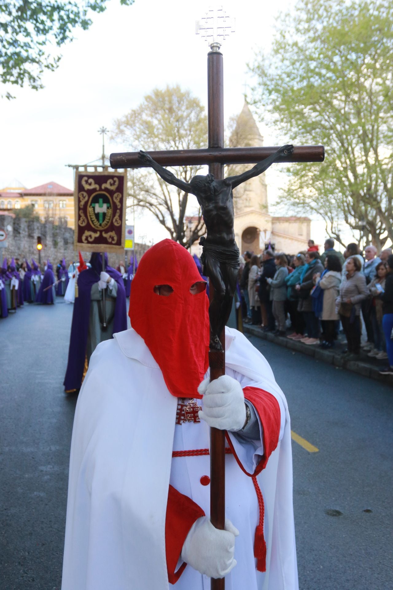 La procesión del Santo Entierro de Gijón desafía a la lluvia