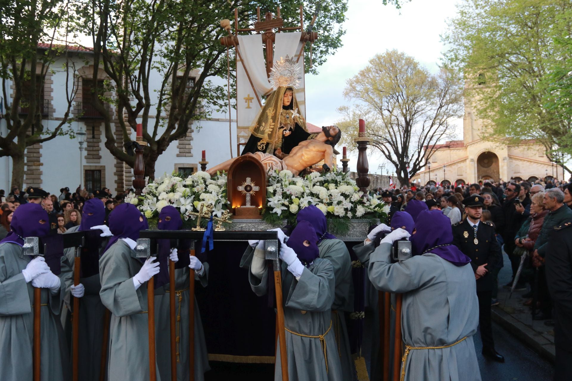 La procesión del Santo Entierro de Gijón desafía a la lluvia