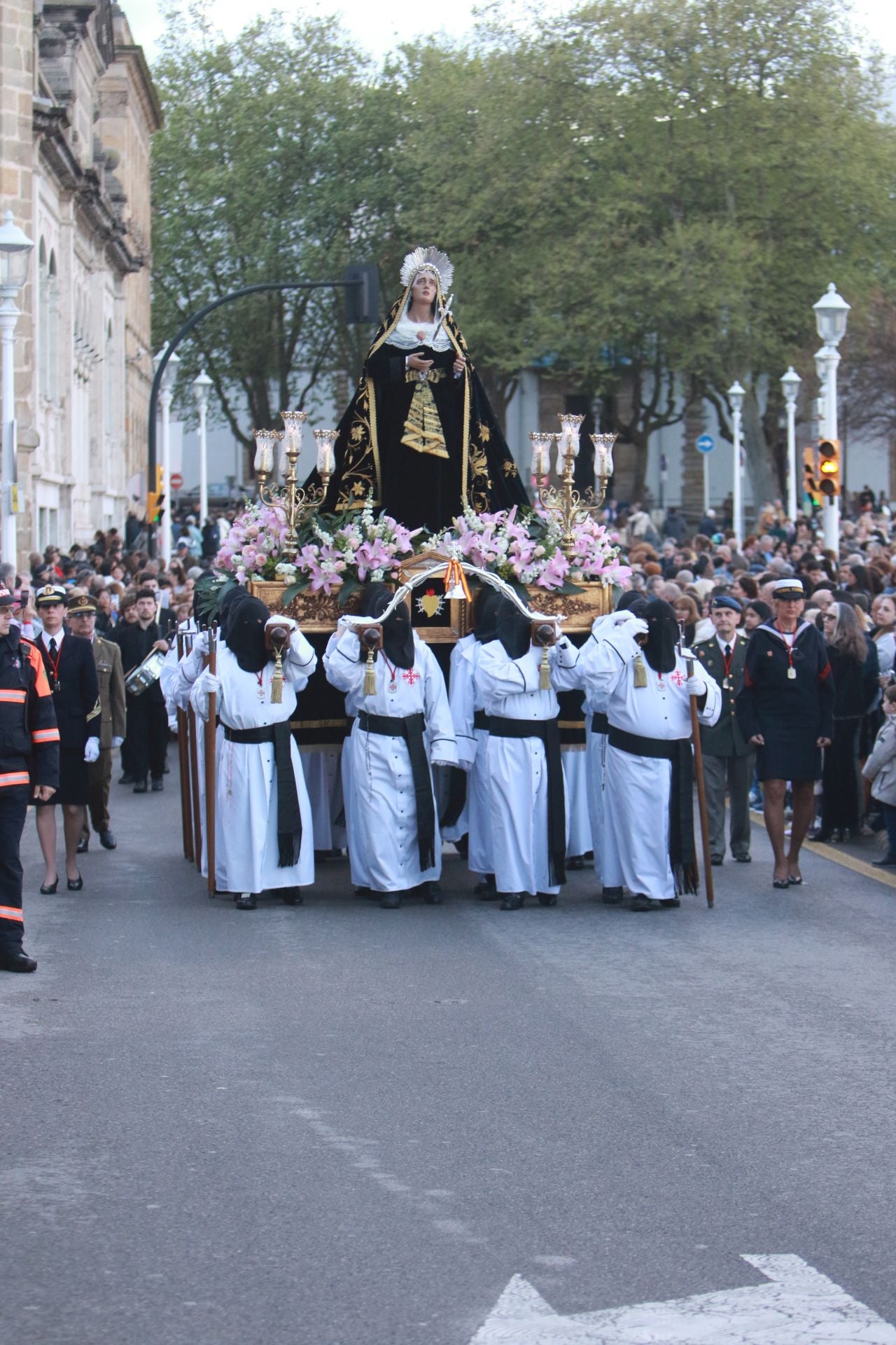 La procesión del Santo Entierro de Gijón desafía a la lluvia
