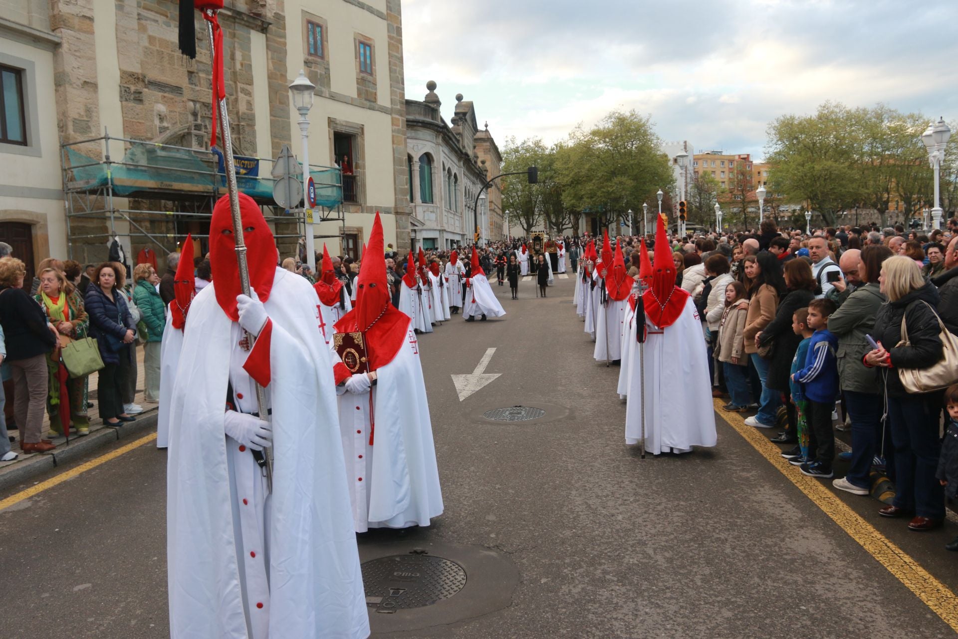 La procesión del Santo Entierro de Gijón desafía a la lluvia