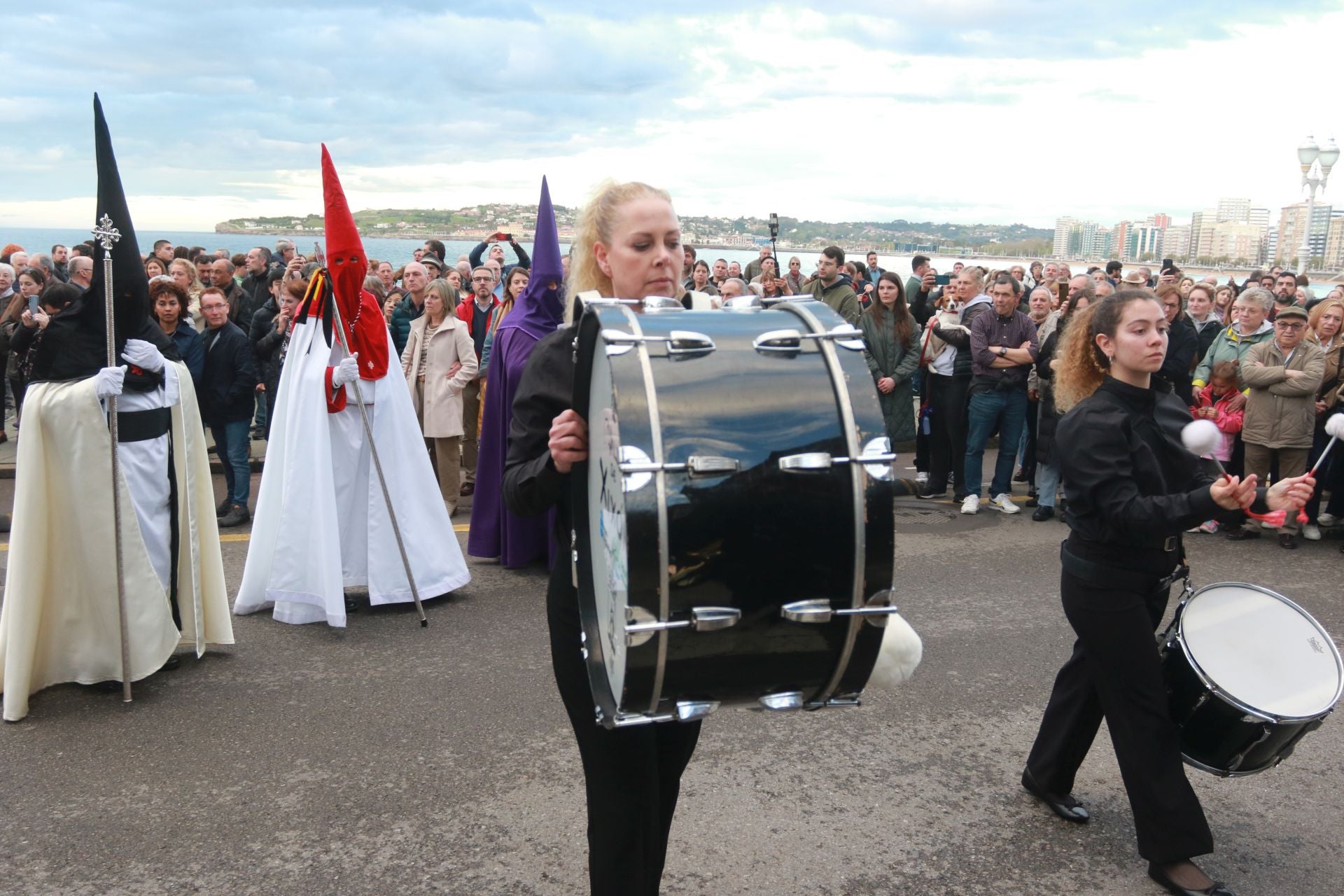 La procesión del Santo Entierro de Gijón desafía a la lluvia