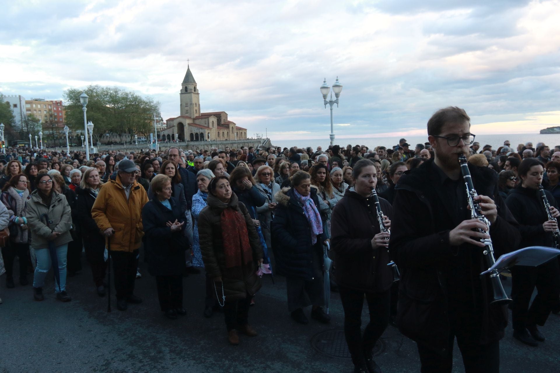 La procesión del Santo Entierro de Gijón desafía a la lluvia