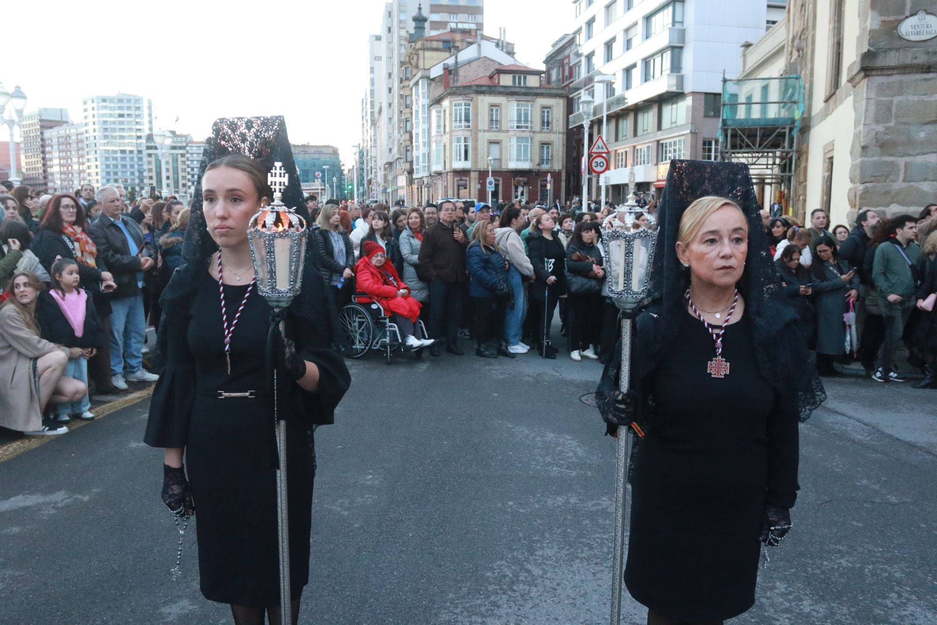 La procesión del Santo Entierro de Gijón desafía a la lluvia