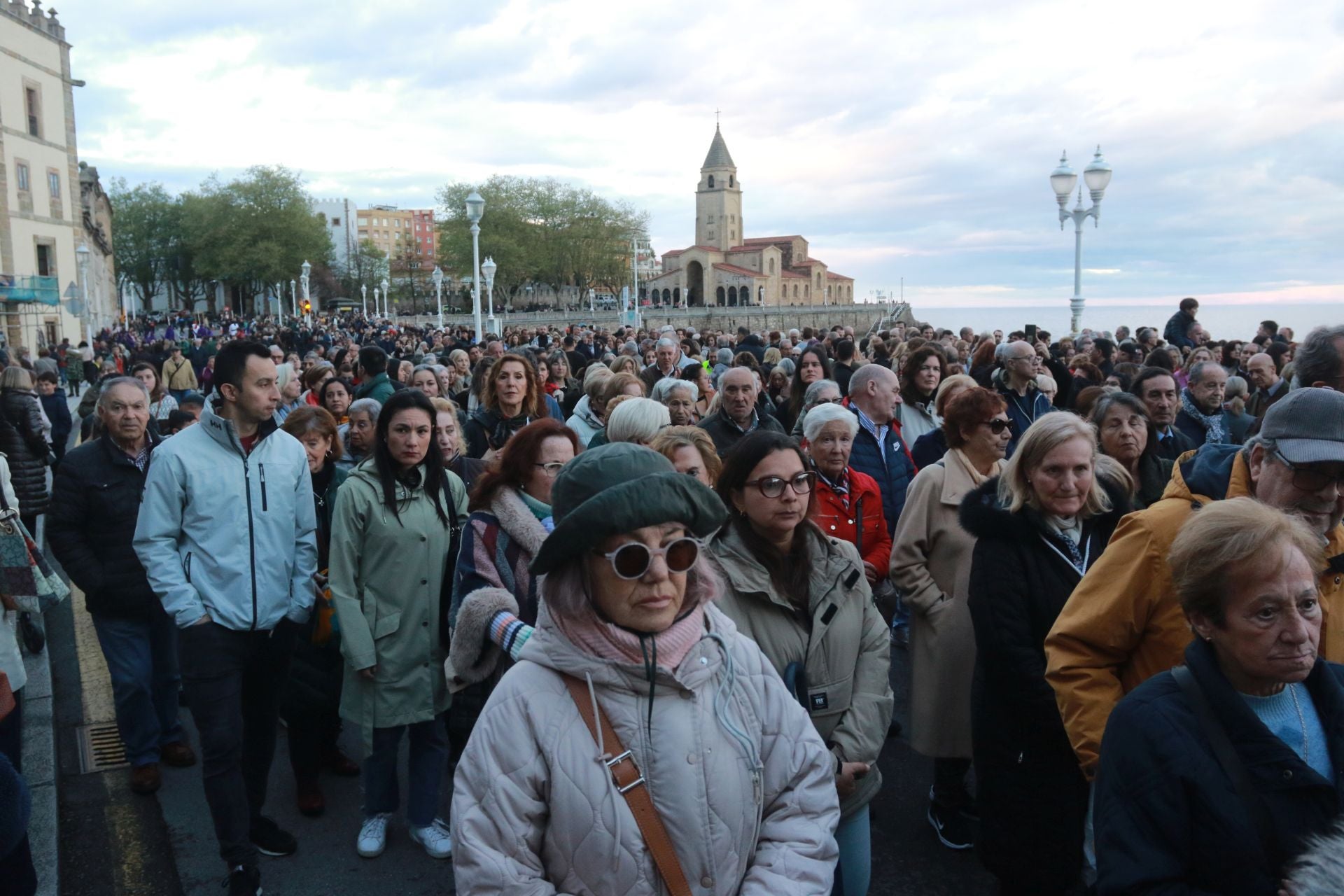 La procesión del Santo Entierro de Gijón desafía a la lluvia