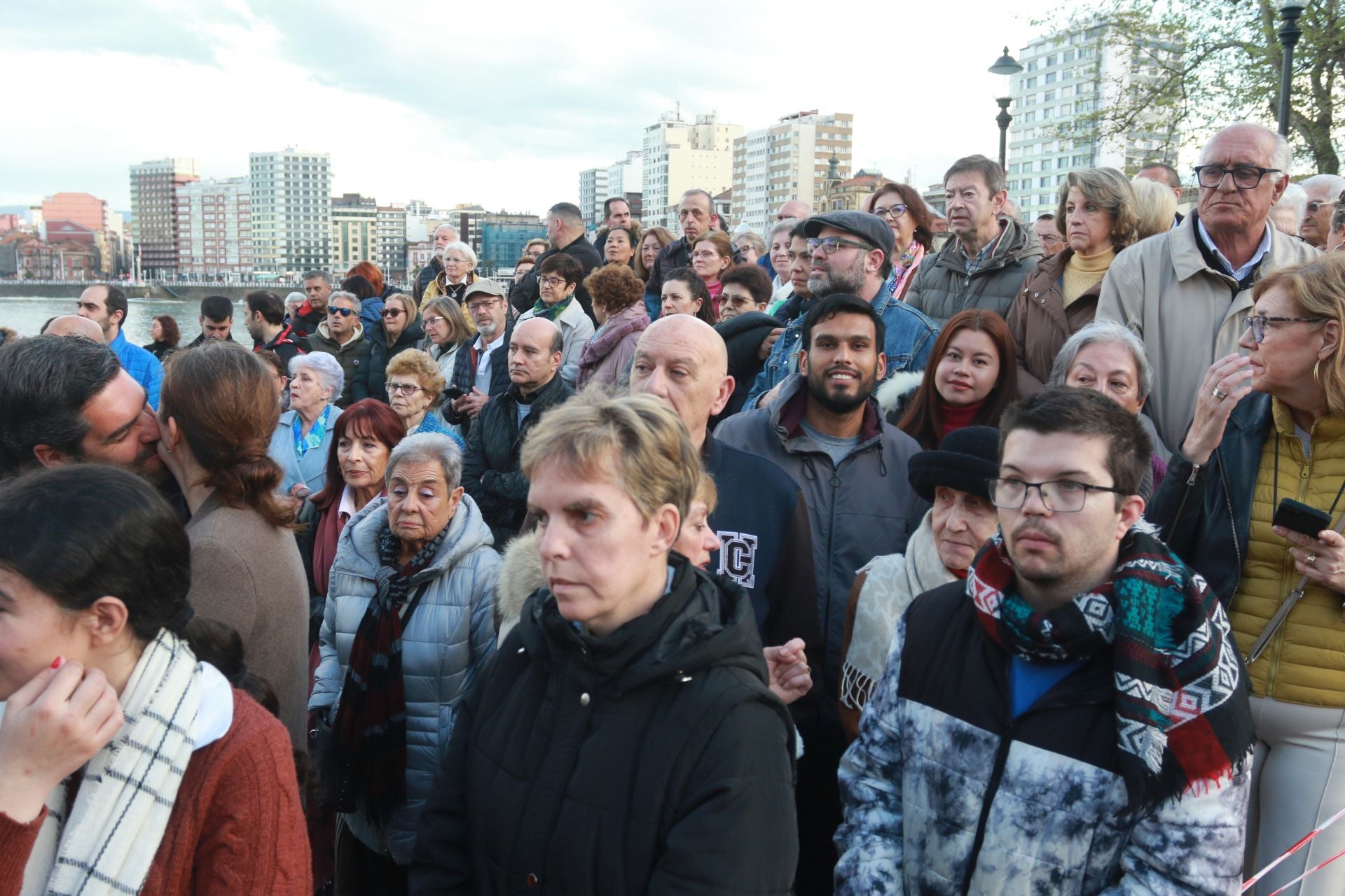 La procesión del Santo Entierro de Gijón desafía a la lluvia