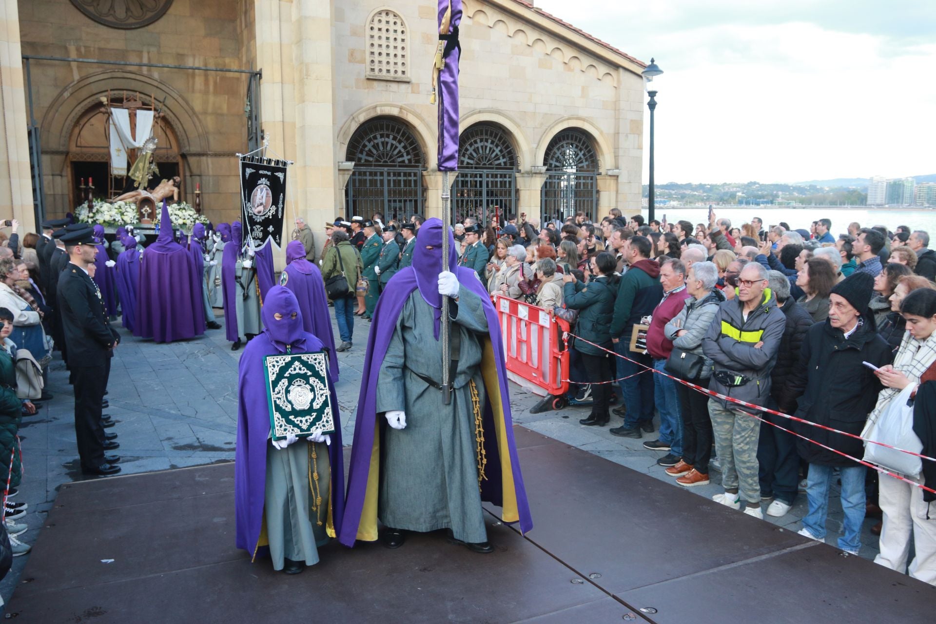 La procesión del Santo Entierro de Gijón desafía a la lluvia