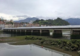 Vista general del puente de Ribadesella desde el lado Este.