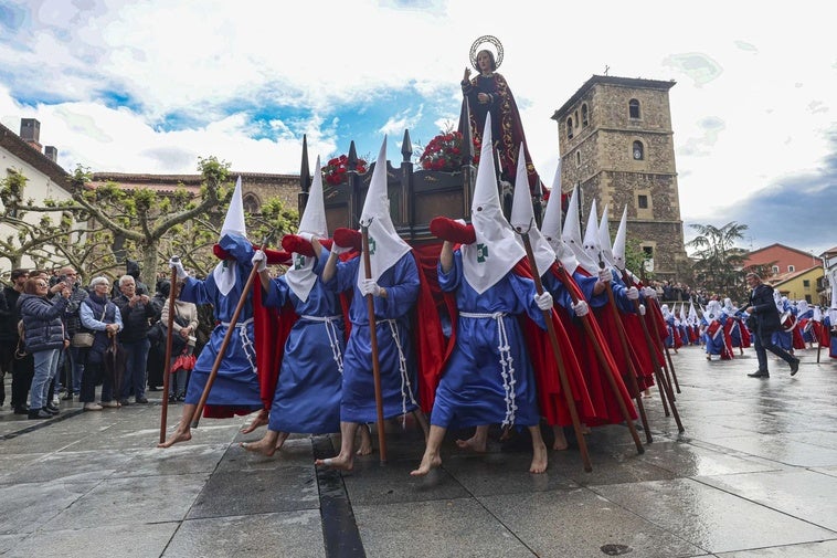 Los Sanjuaninos de Avilés, en las profesiones de Semana Santa.