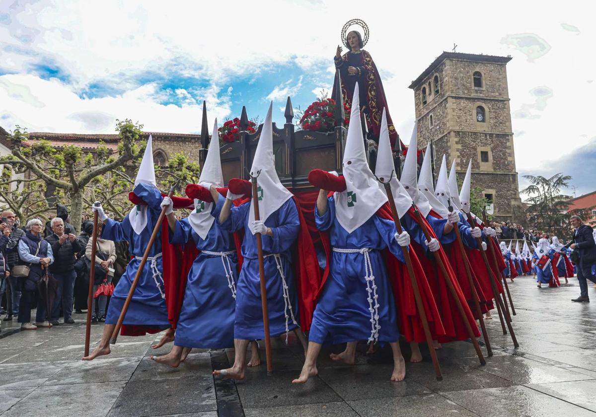 Los &#039;Sanjuaninos&#039;: así es la cofradía más carismática de la Semana Santa de Avilés