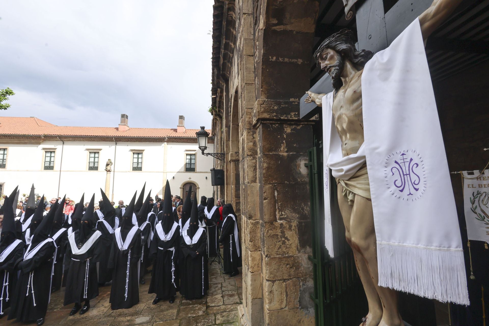 Las mejores imágenes de la procesión del Santo Entierro en Avilés