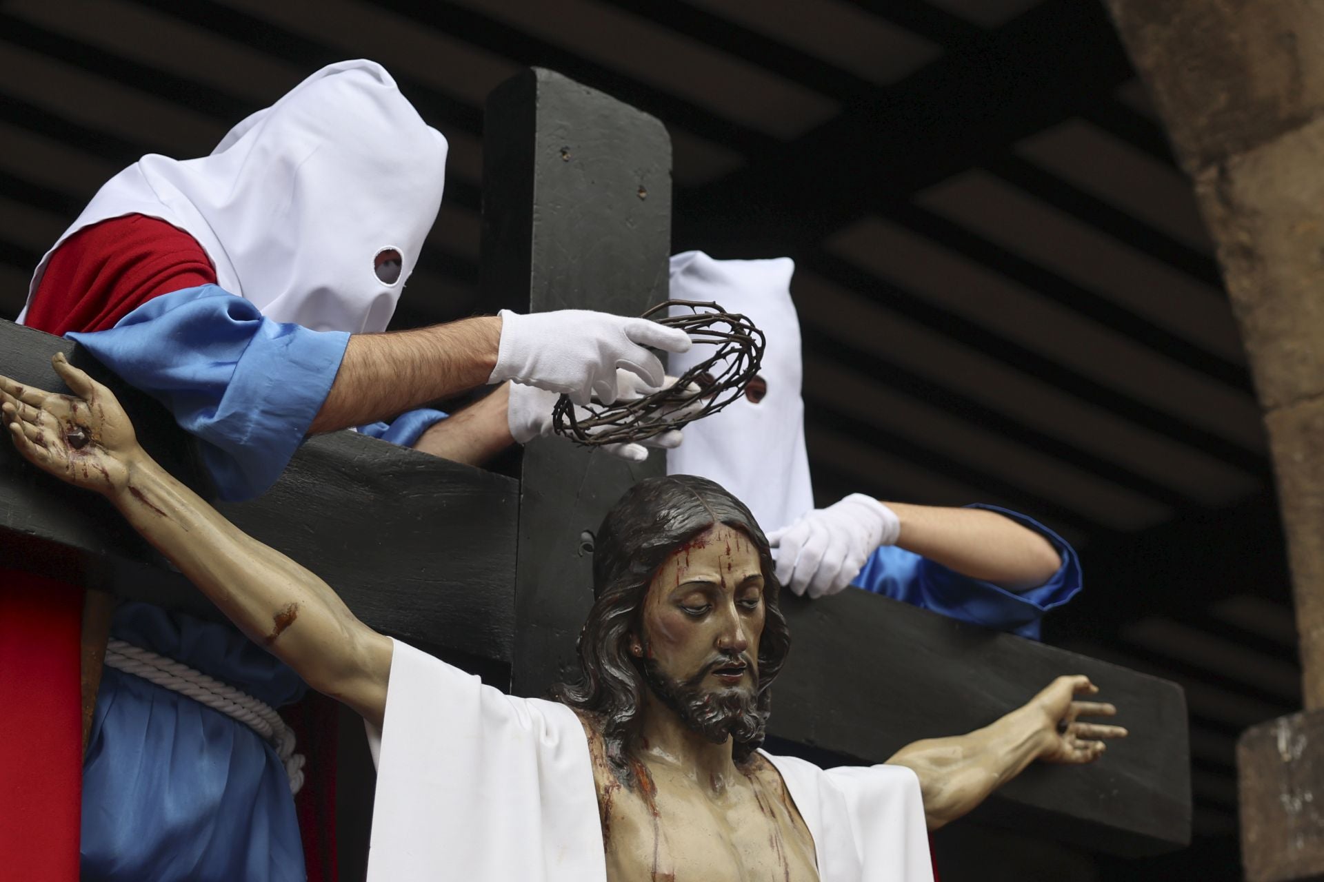 Las mejores imágenes de la procesión del Santo Entierro en Avilés
