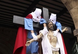 Las mejores imágenes de la procesión del Santo Entierro en Avilés