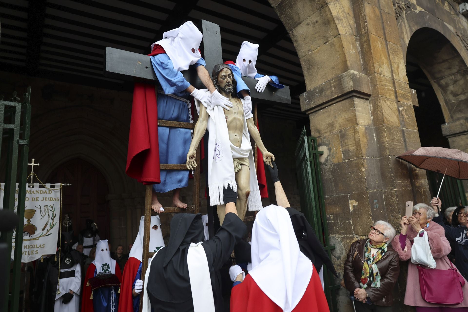 Las mejores imágenes de la procesión del Santo Entierro en Avilés