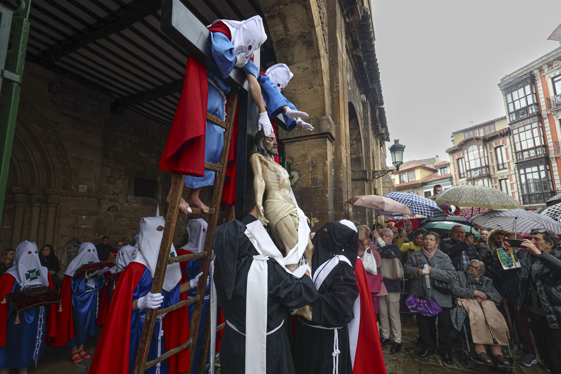 Las mejores imágenes de la procesión del Santo Entierro en Avilés