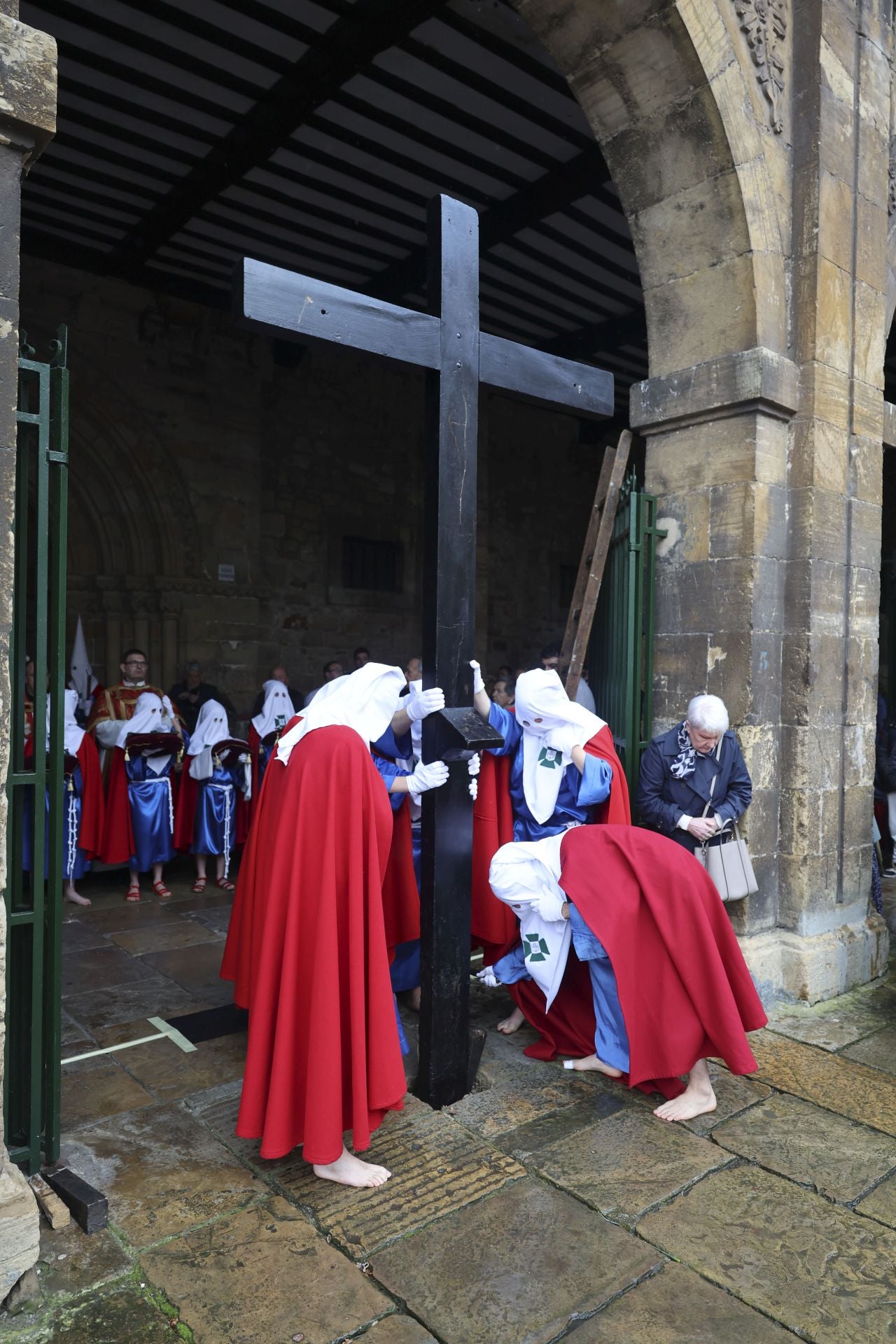 Las mejores imágenes de la procesión del Santo Entierro en Avilés