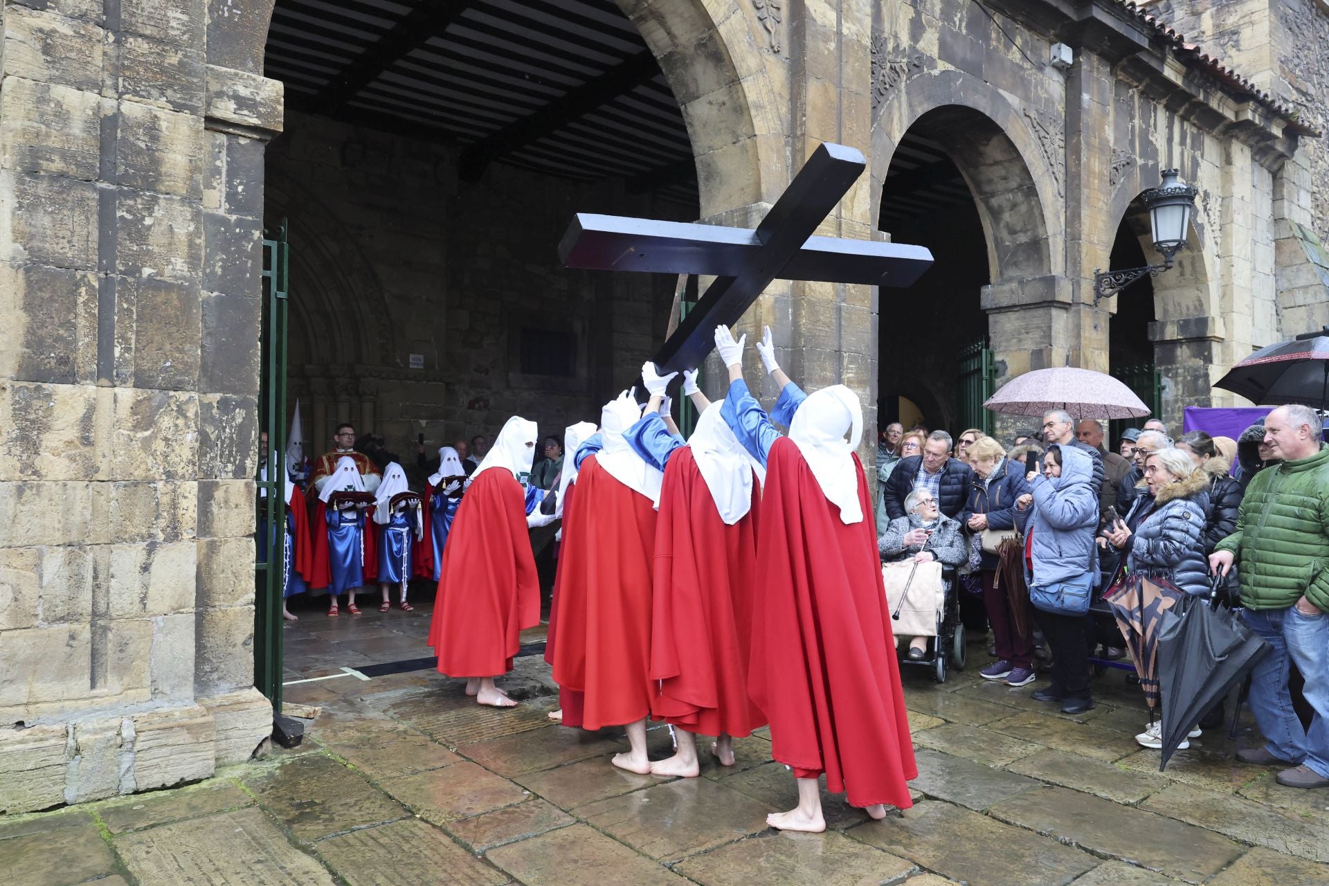 Las mejores imágenes de la procesión del Santo Entierro en Avilés