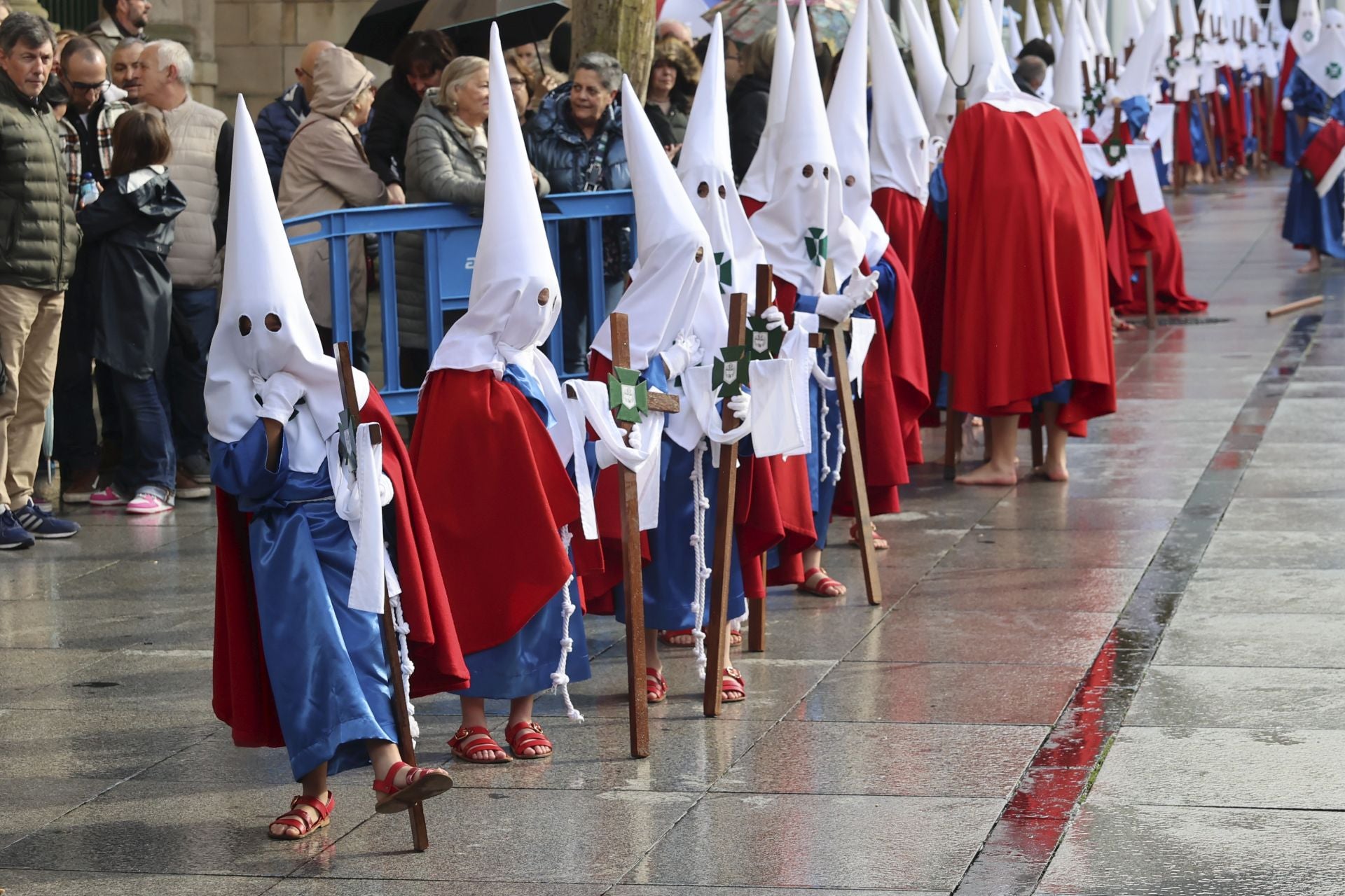 Las mejores imágenes de la procesión del Santo Entierro en Avilés