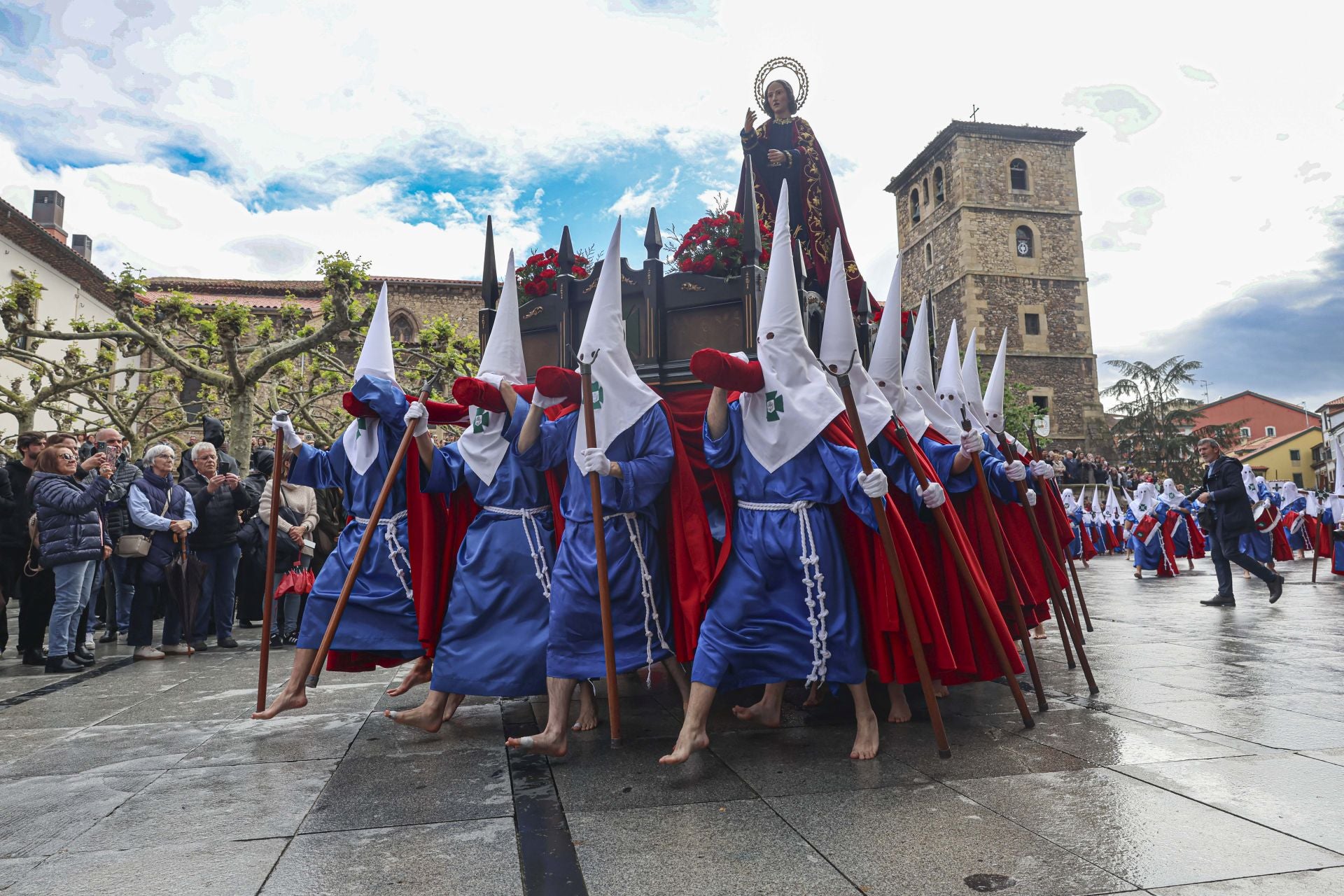 Las mejores imágenes de la procesión del Santo Entierro en Avilés