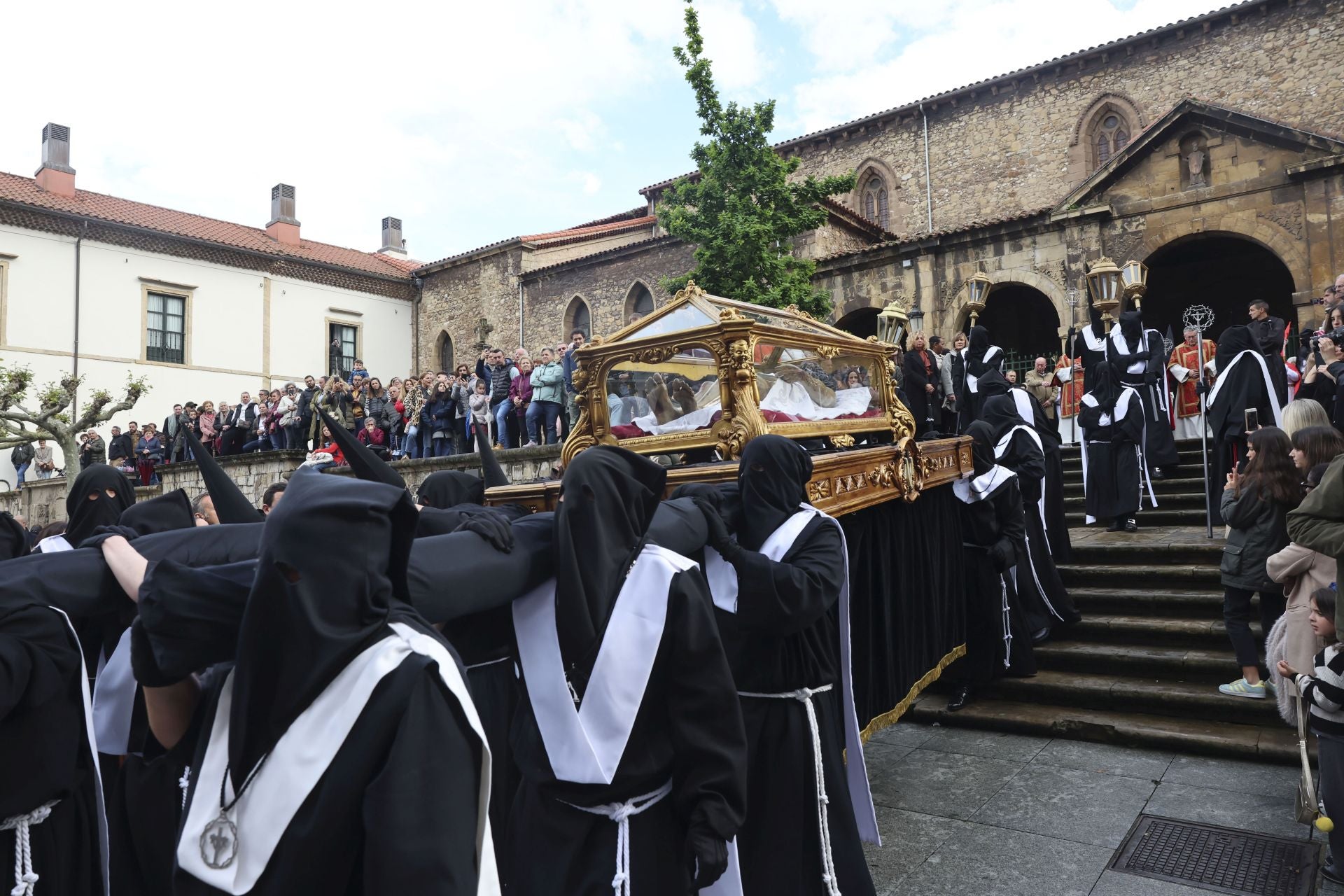 Las mejores imágenes de la procesión del Santo Entierro en Avilés