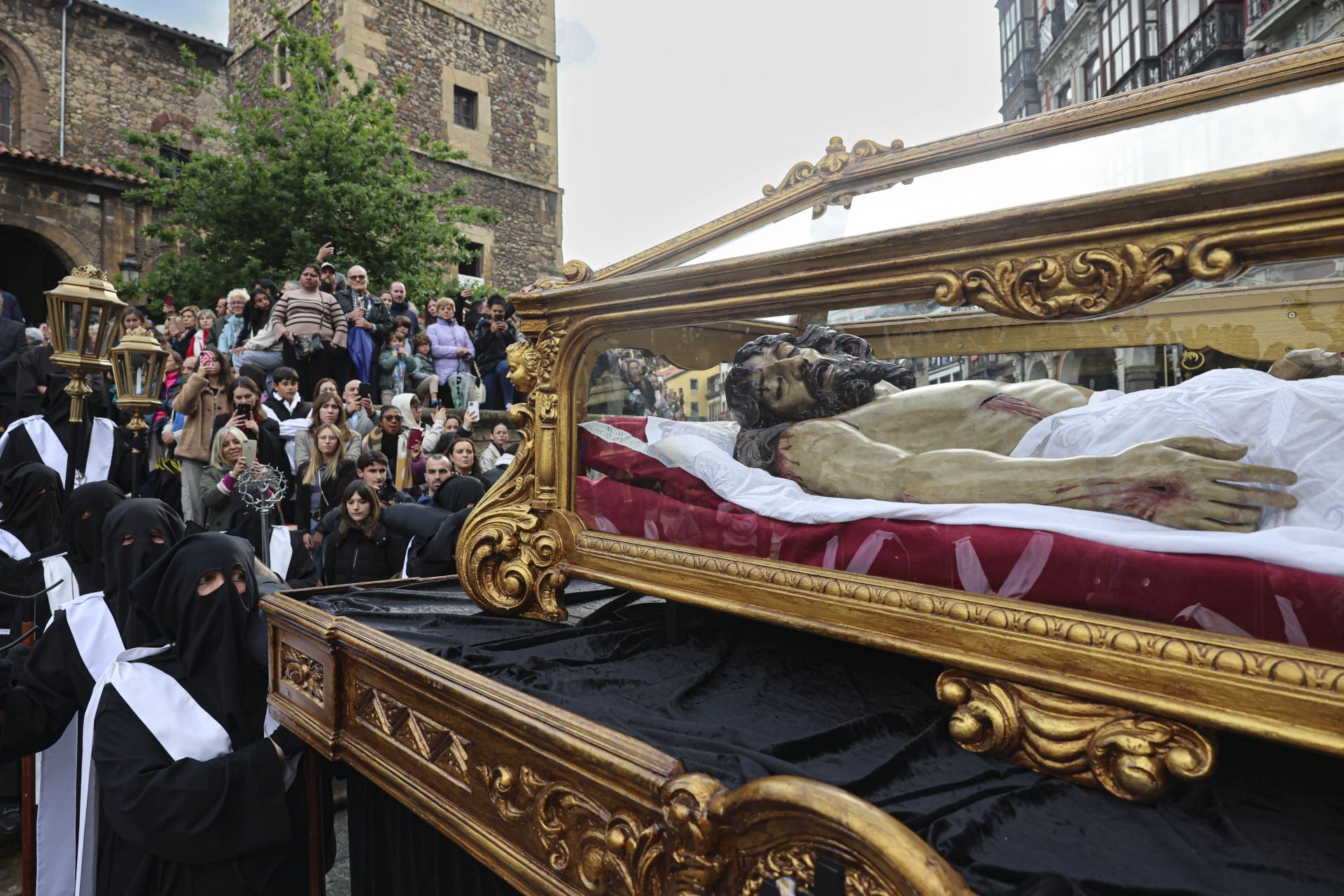 Las mejores imágenes de la procesión del Santo Entierro en Avilés
