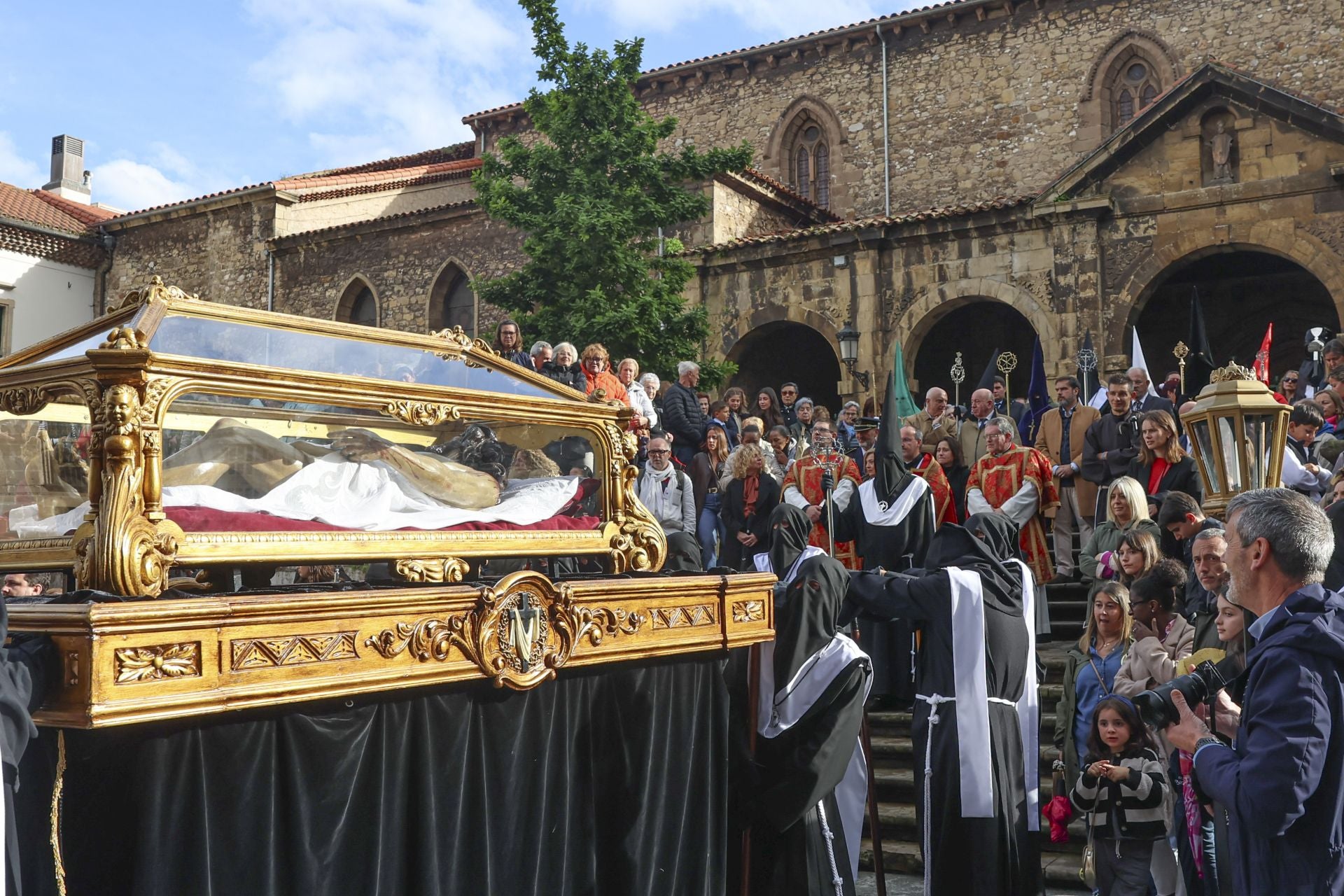 Las mejores imágenes de la procesión del Santo Entierro en Avilés