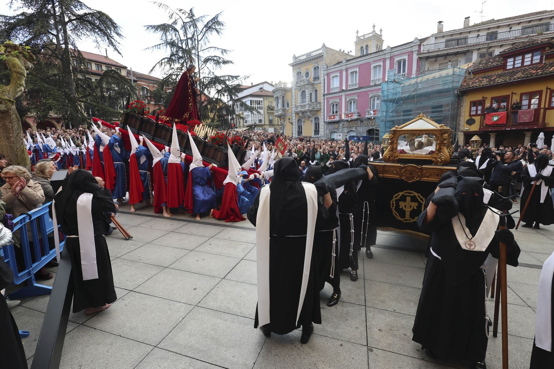 Las mejores imágenes de la procesión del Santo Entierro en Avilés