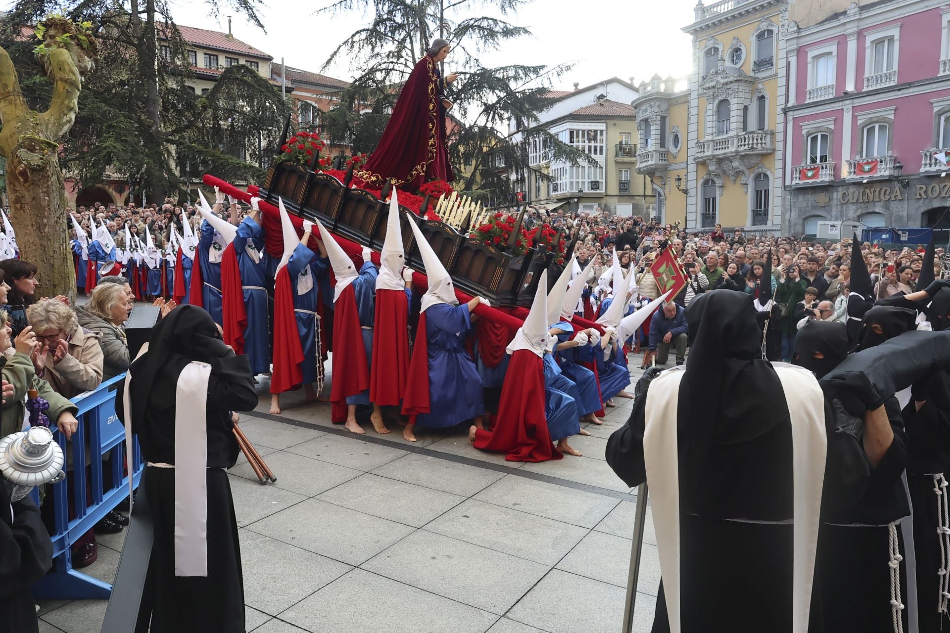 Las mejores imágenes de la procesión del Santo Entierro en Avilés