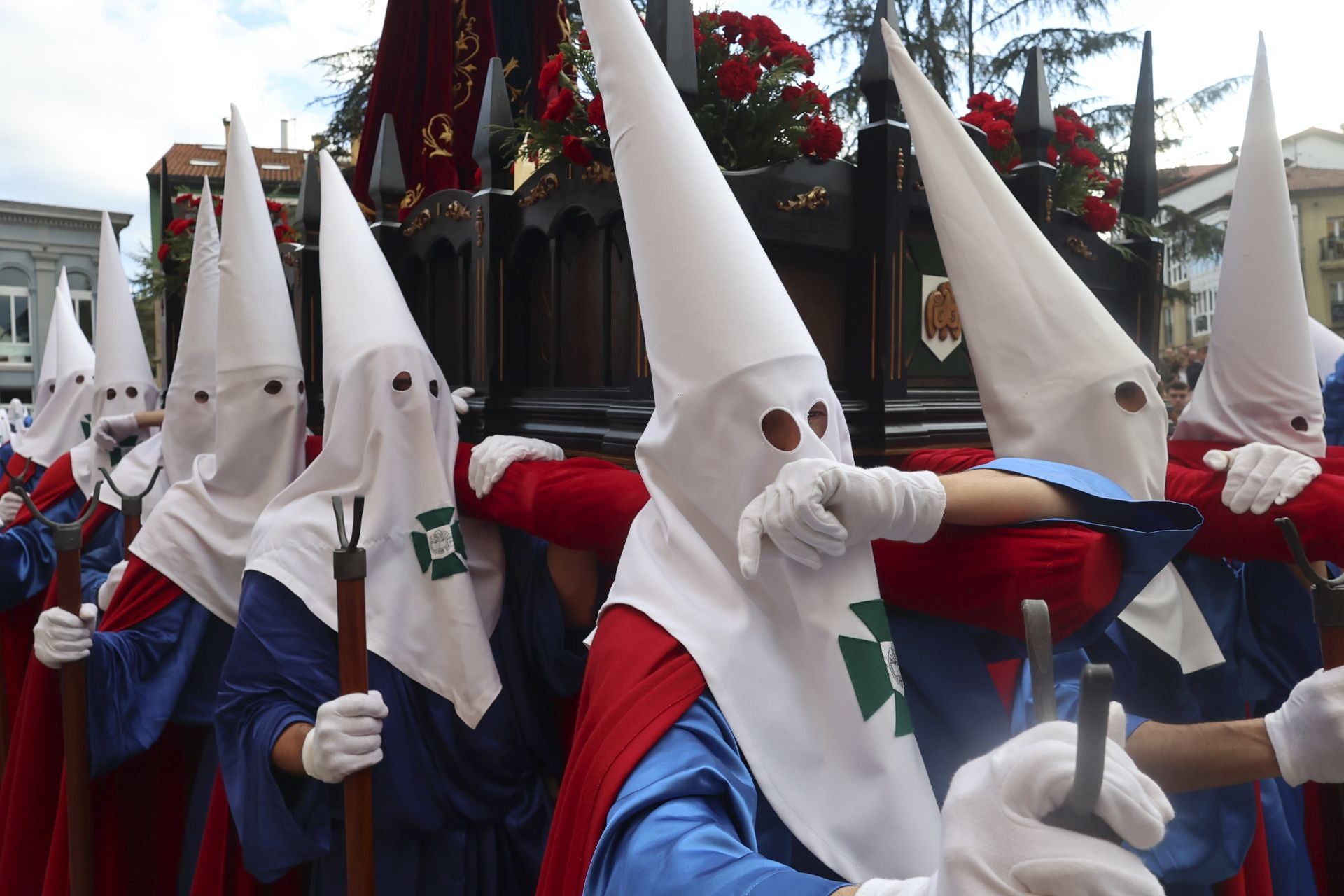 Las mejores imágenes de la procesión del Santo Entierro en Avilés