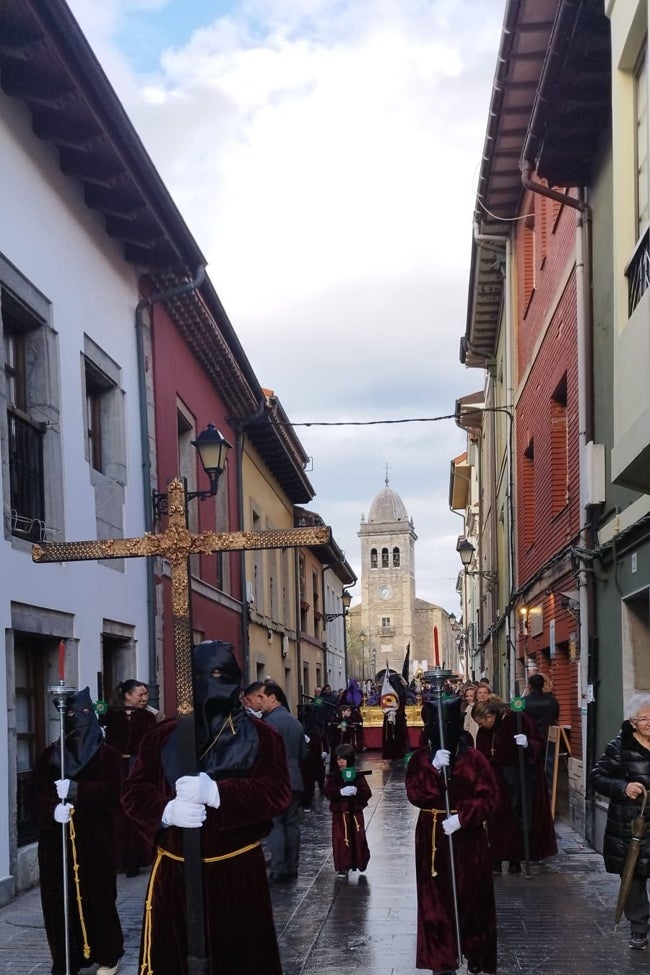 Procesión del Santo Entierro de Luanco, Gozón, al salir de la iglesia