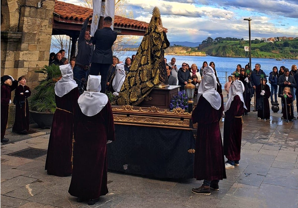 La Virgen de los Dolores de Luanco, Gozón, en la procesión del Santo Entierro