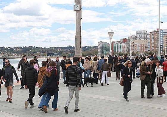 El Muro de San Lorenzo fue este sábado una de las zonas más concurridas mientras duró el buen tiempo.