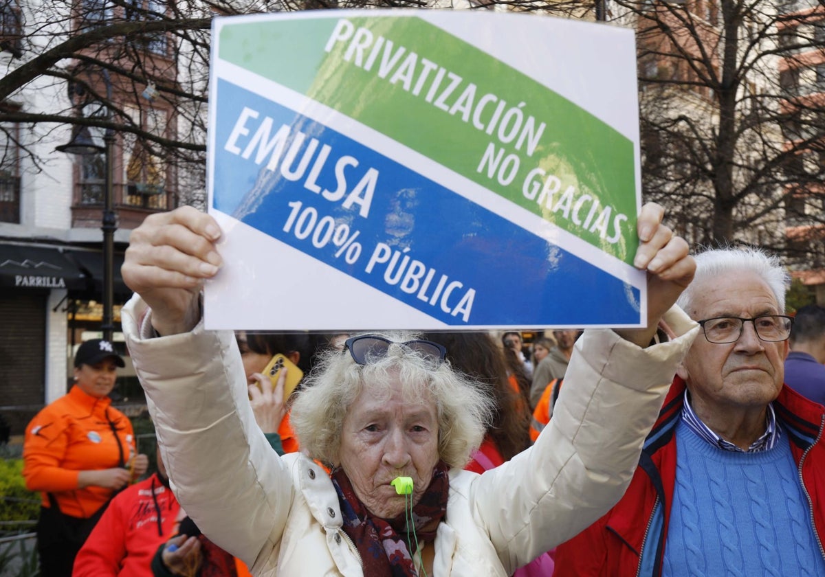 Los trabajadores de Emulsa claman: «Solo queremos que se respete nuestro trabajo»