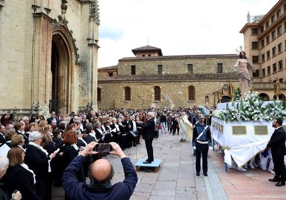 Agrupaciones corales cantan al trono del Resucitado, ayer, delante de la Catedral.