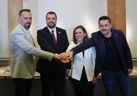 José Manuel Zapico, Adrián Barbón, María Calvo y Javier Fernández Lanero, en la firma de la concertación.