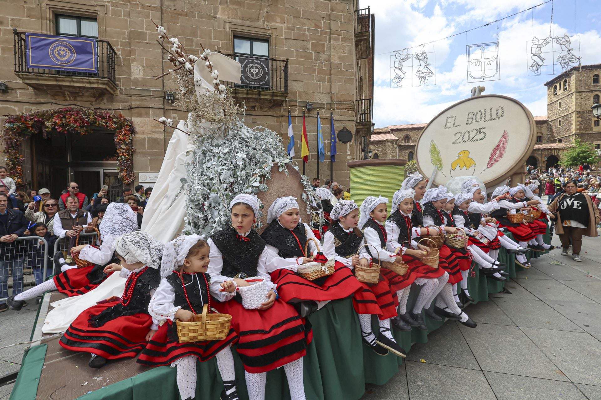 Todas las fotos del desfile de carrozas de las fiestas de El Bollo de Avilés 2025