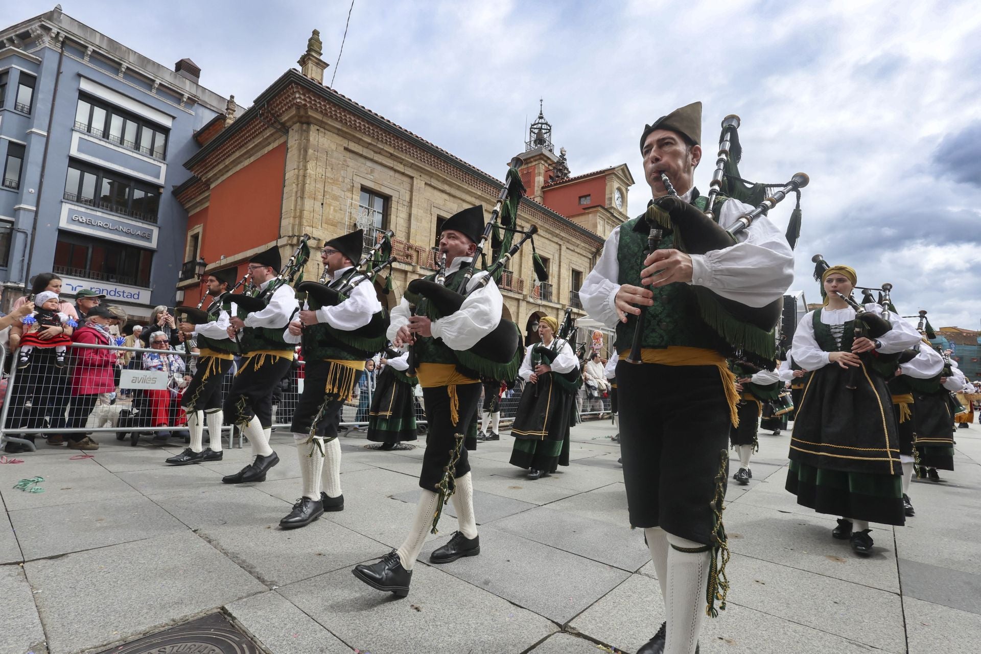 Todas las fotos del desfile de carrozas de las fiestas de El Bollo de Avilés 2025