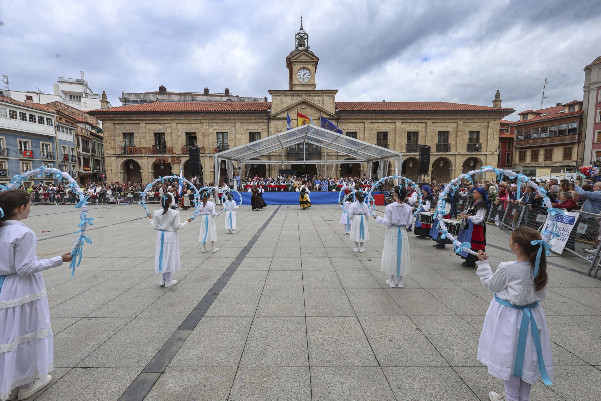Todas las fotos del desfile de carrozas de las fiestas de El Bollo de Avilés 2025