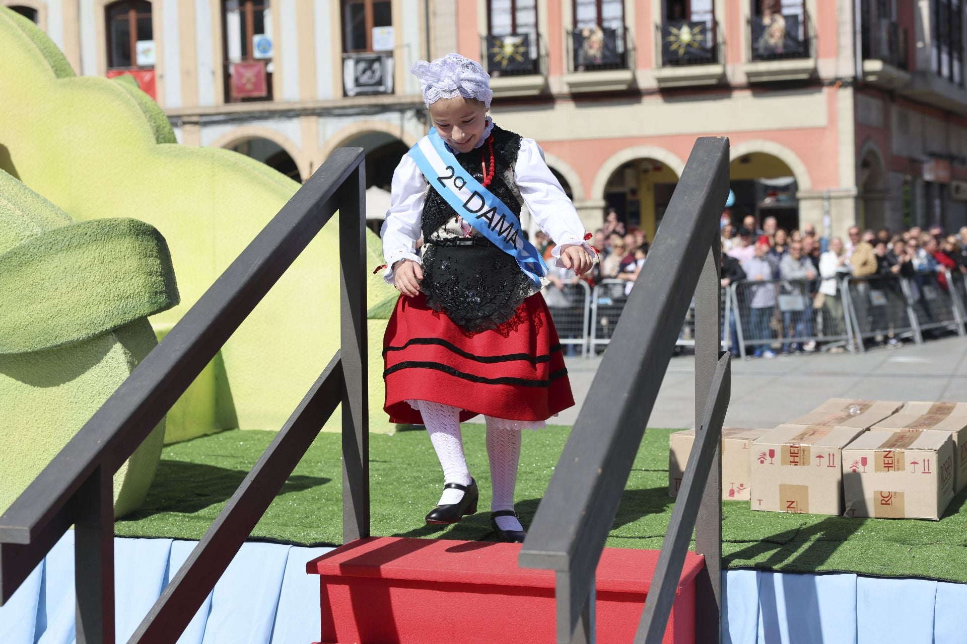 Todas las fotos del desfile de carrozas de las fiestas de El Bollo de Avilés 2025