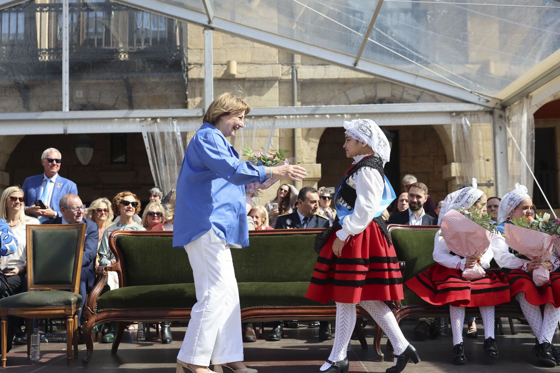 Todas las fotos del desfile de carrozas de las fiestas de El Bollo de Avilés 2025