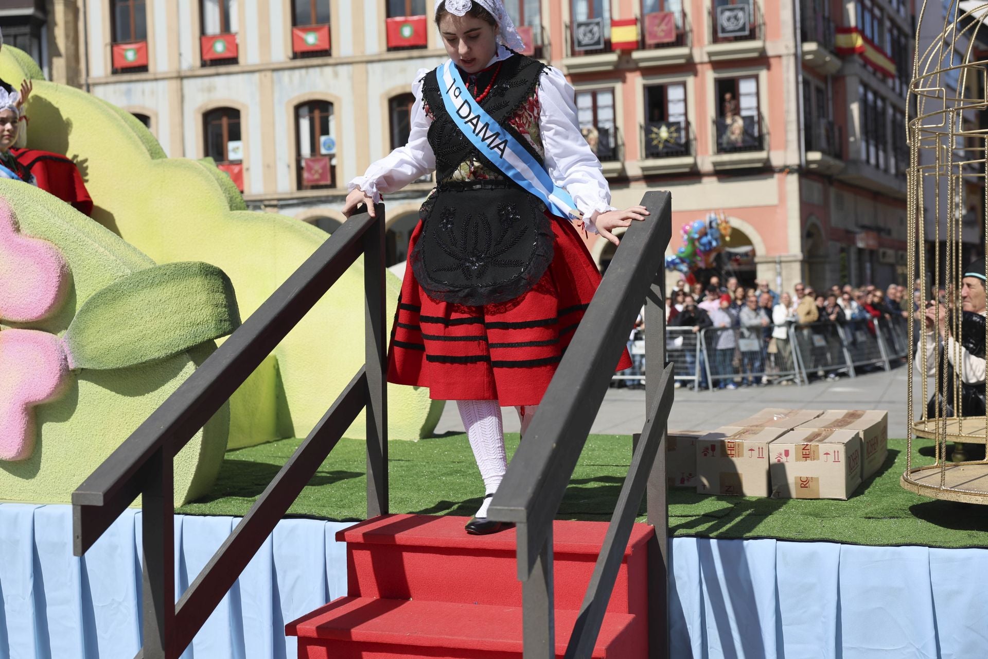 Todas las fotos del desfile de carrozas de las fiestas de El Bollo de Avilés 2025