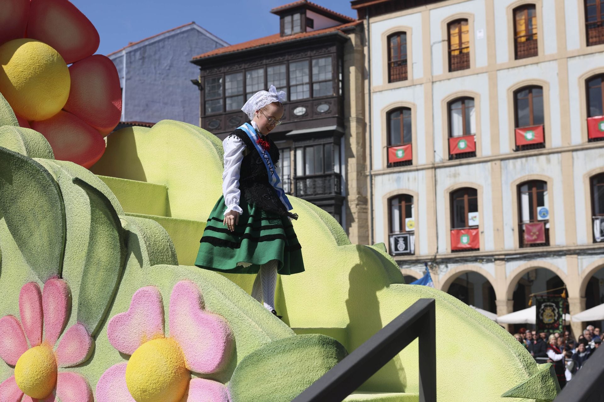 Todas las fotos del desfile de carrozas de las fiestas de El Bollo de Avilés 2025