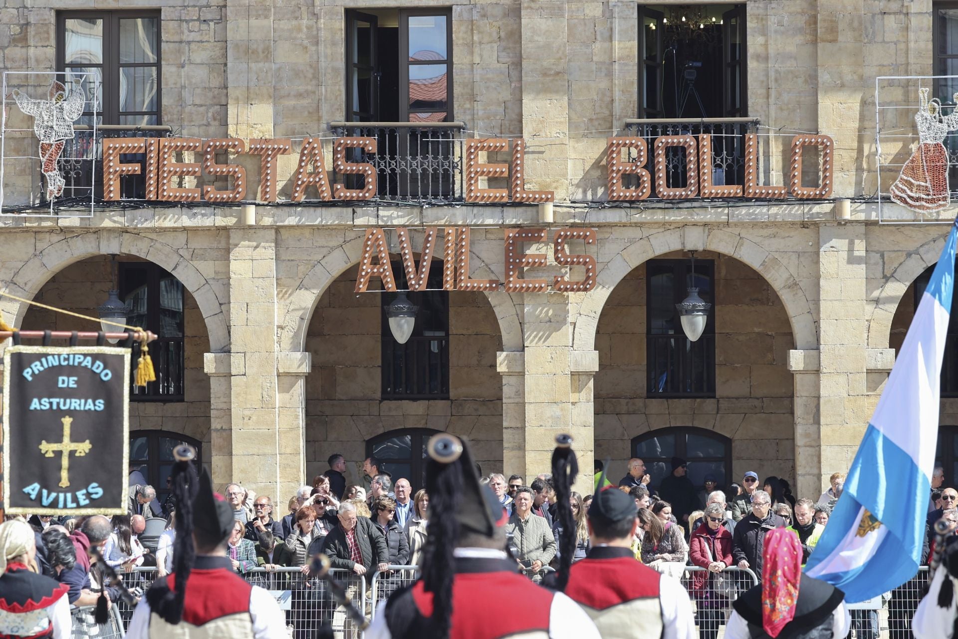 Todas las fotos del desfile de carrozas de las fiestas de El Bollo de Avilés 2025