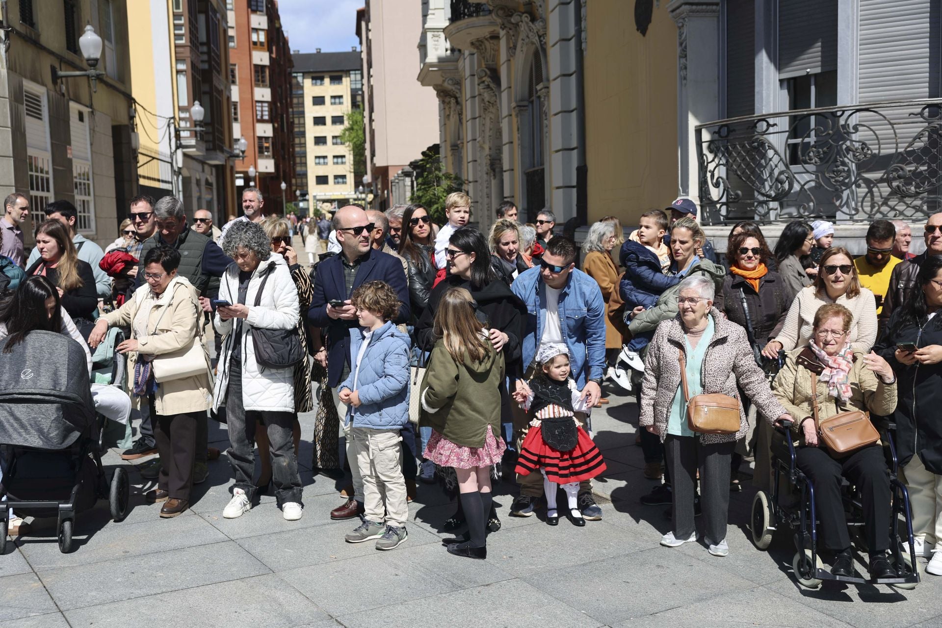 Todas las fotos del desfile de carrozas de las fiestas de El Bollo de Avilés 2025