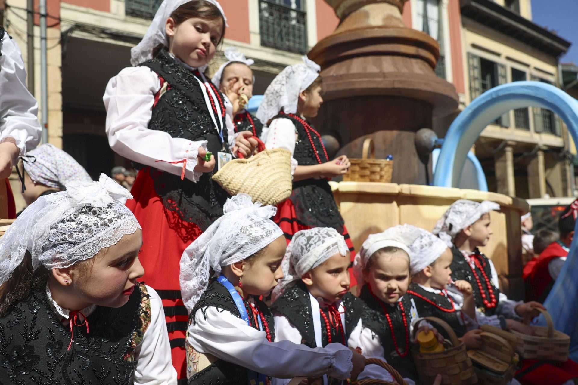 Todas las fotos del desfile de carrozas de las fiestas de El Bollo de Avilés 2025