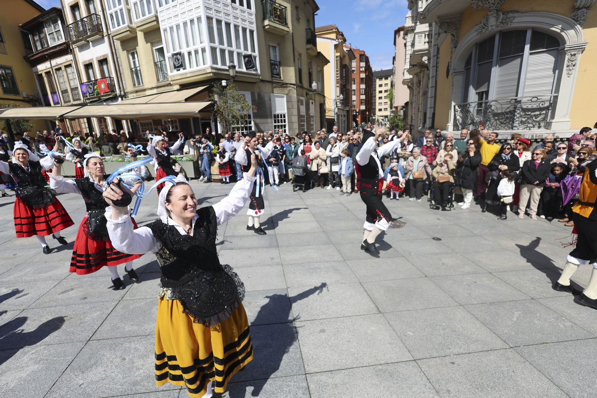 Todas las fotos del desfile de carrozas de las fiestas de El Bollo de Avilés 2025