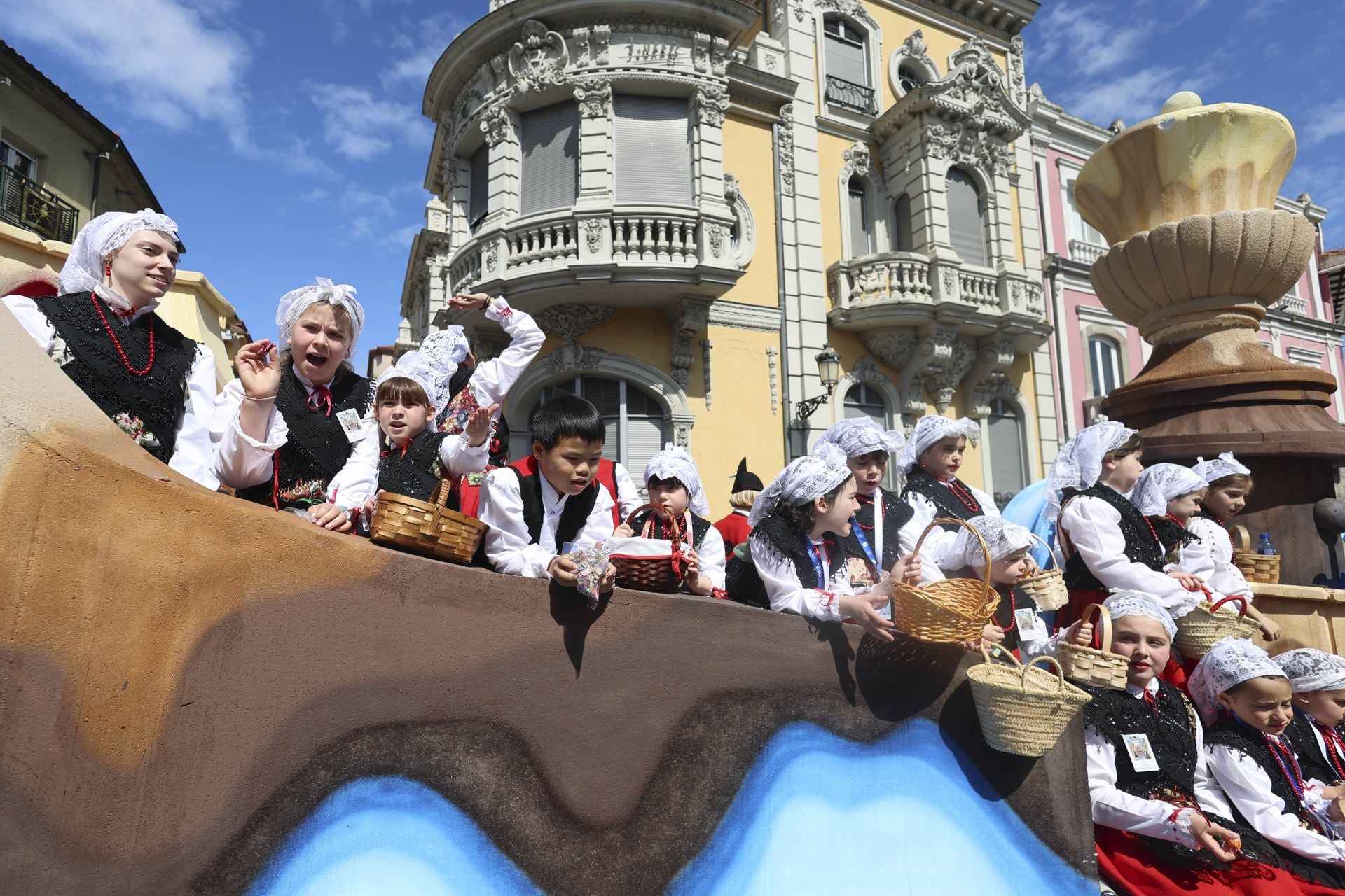 Todas las fotos del desfile de carrozas de las fiestas de El Bollo de Avilés 2025