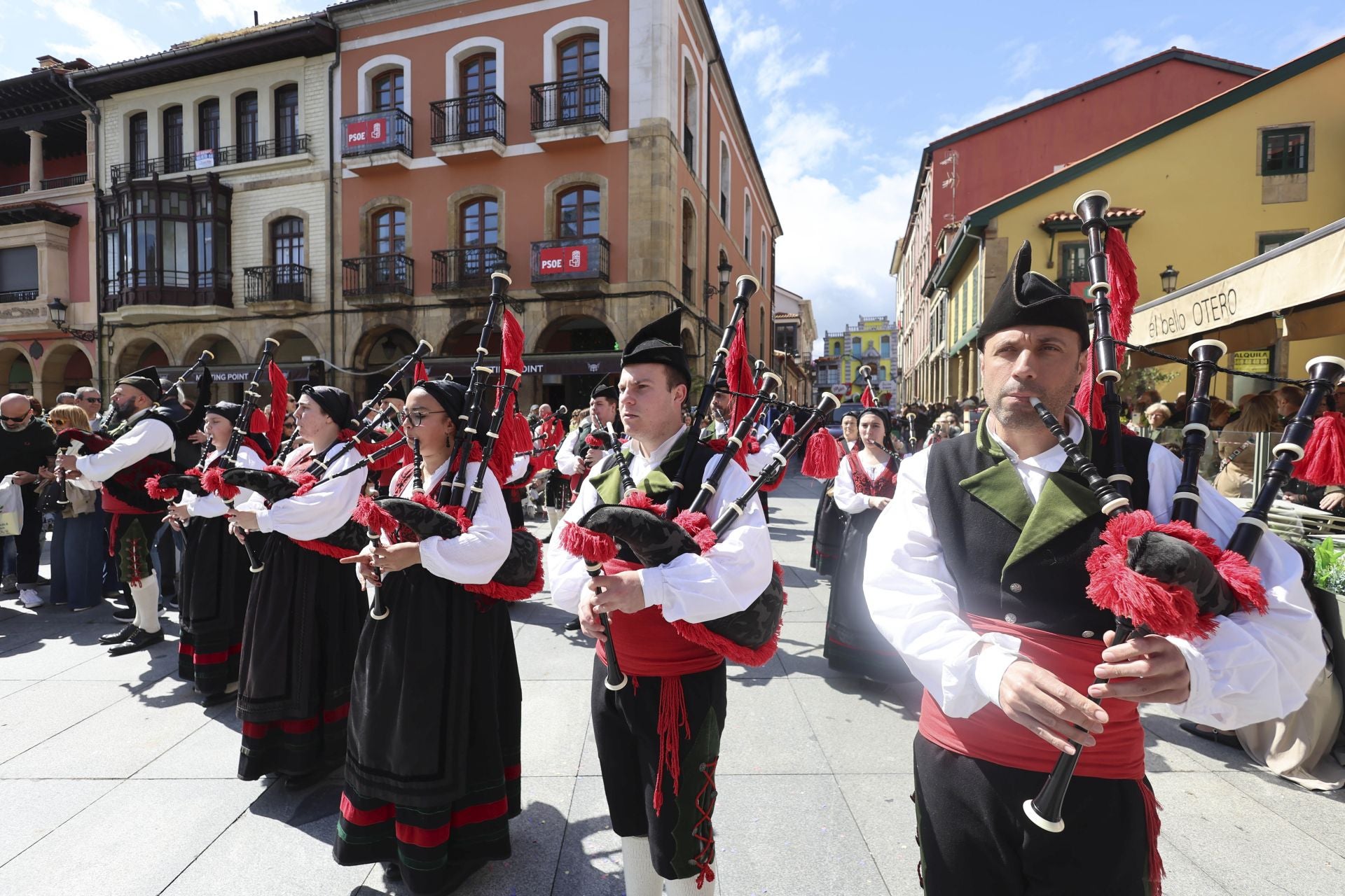 Todas las fotos del desfile de carrozas de las fiestas de El Bollo de Avilés 2025