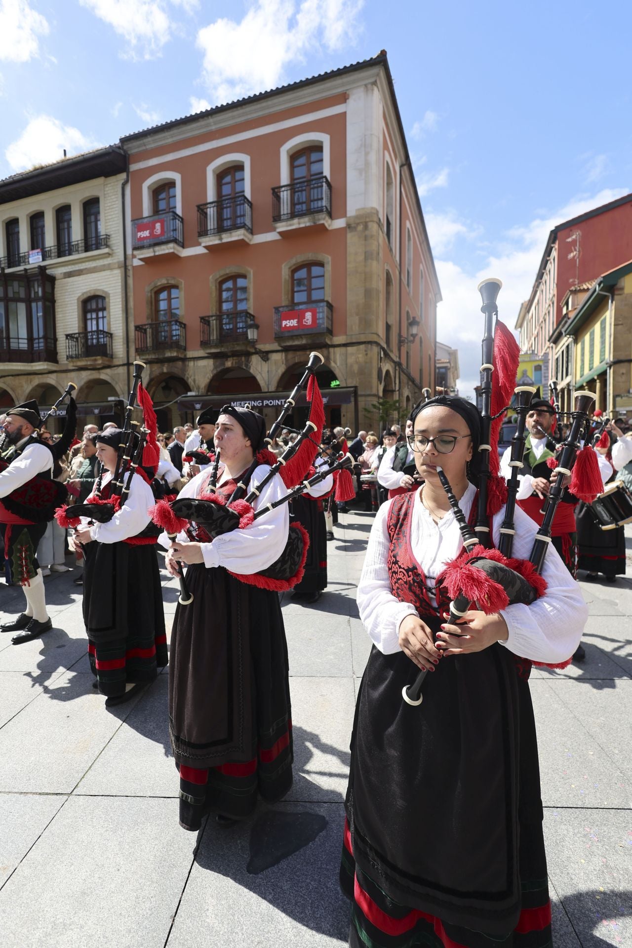 Todas las fotos del desfile de carrozas de las fiestas de El Bollo de Avilés 2025
