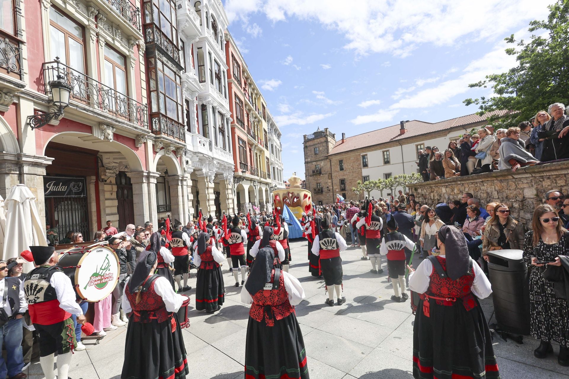 Todas las fotos del desfile de carrozas de las fiestas de El Bollo de Avilés 2025