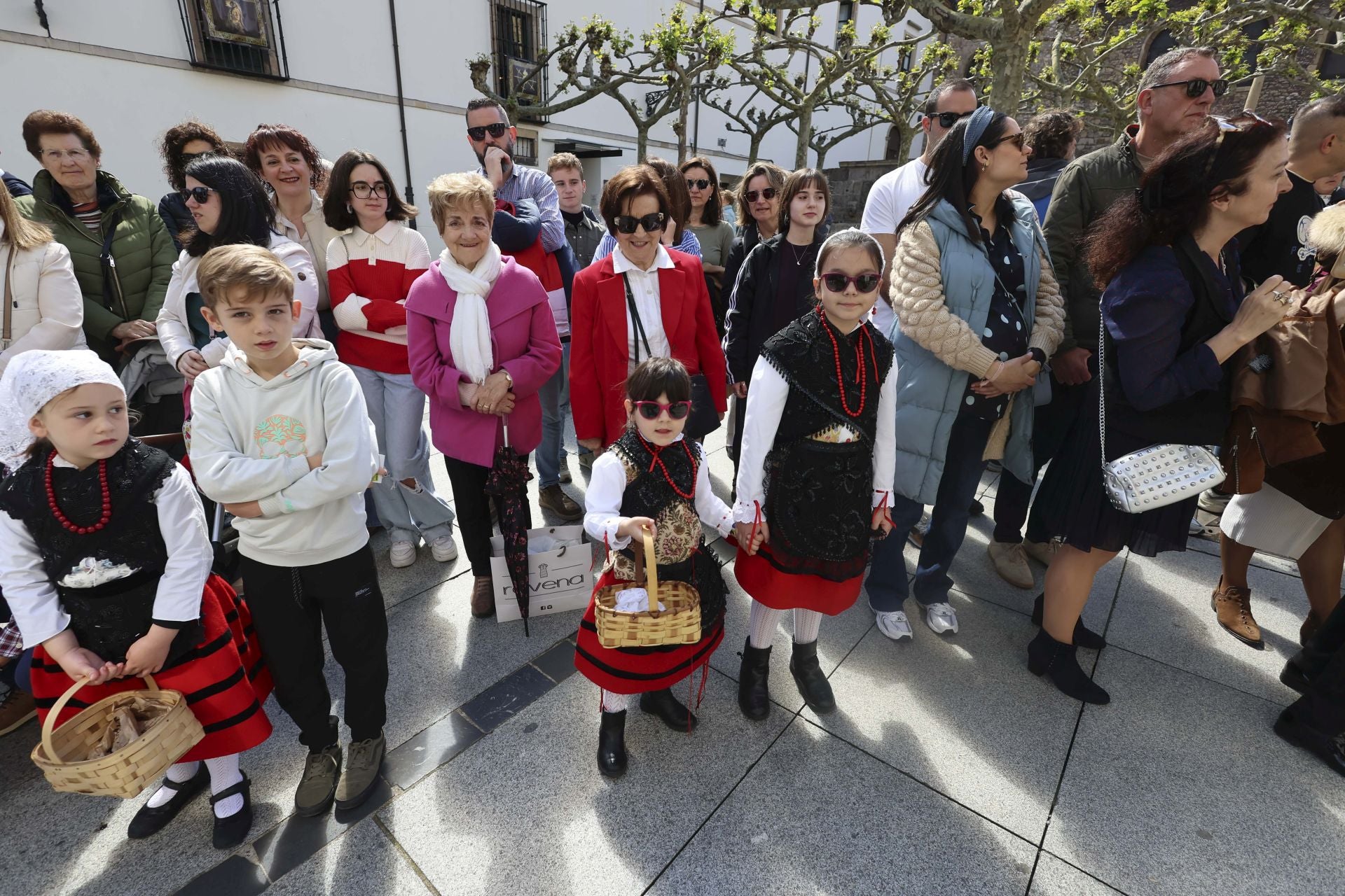 Todas las fotos del desfile de carrozas de las fiestas de El Bollo de Avilés 2025